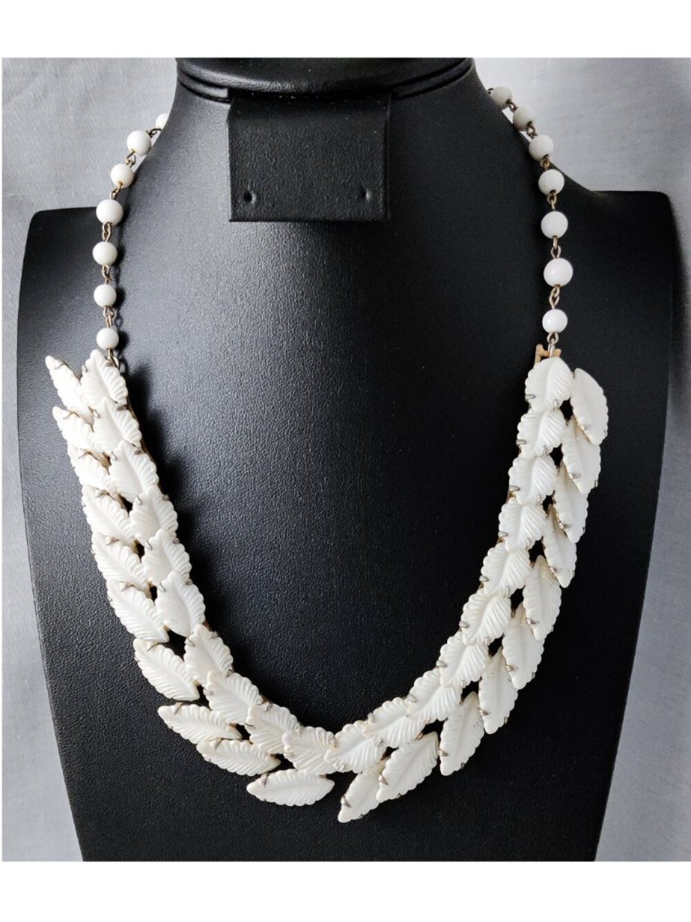 Vintage 50-60s Coro White Lucite Thermoset Overlapping Leaf Necklace